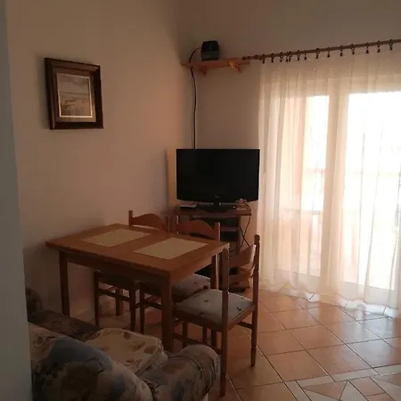 Adrian Ponuka Tri Samostatne Len 10m Od Mora. * Vir