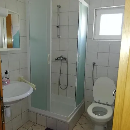 Apartment Adrian Ponuka Tri Samostatne Len 10m Od Mora. Vir