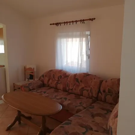 Adrian Ponuka Tri Samostatne Len 10m Od Mora. *