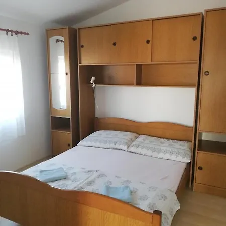 Adrian Ponuka Tri Samostatne Len 10m Od Mora. * Vir