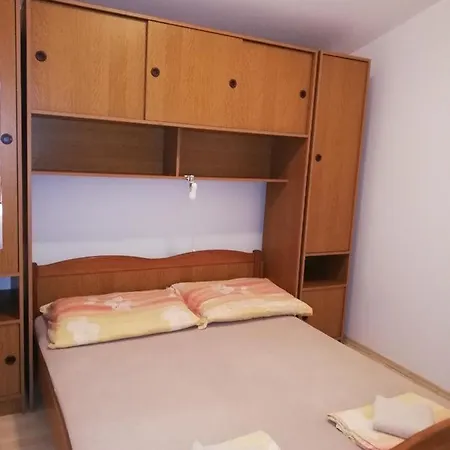 Apartment Adrian Ponuka Tri Samostatne Len 10m Od Mora. Vir